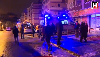 Evinde yangın çıkan yaşlı çifti komşuları kurtardı