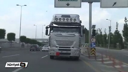 Trafikte ters ilerleyen TIR, çekiciye yüklenmiş olduğu anlaşılınca...