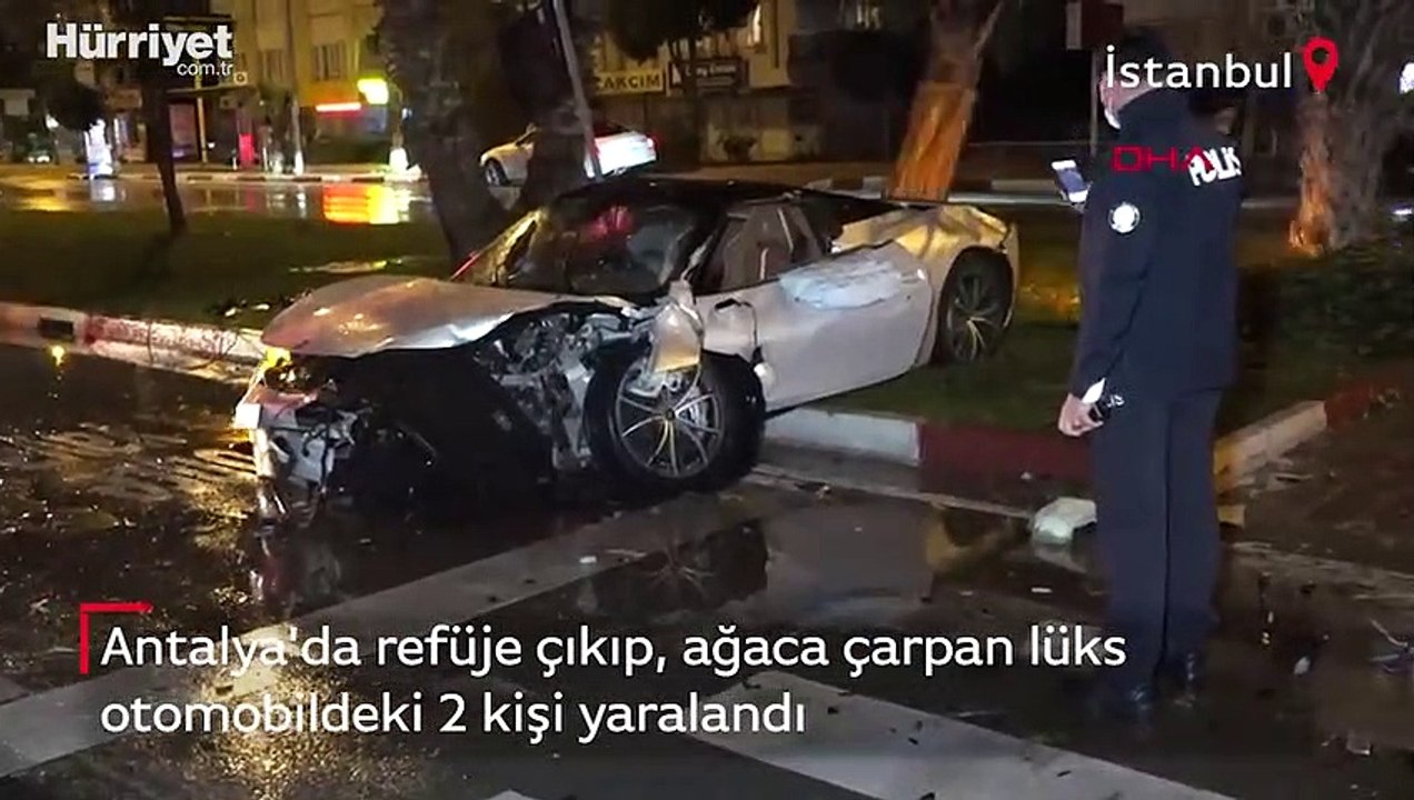 Antalya'da refüje çıkıp, ağaca çarpan lüks otomobildeki 2 kişi yaralandı