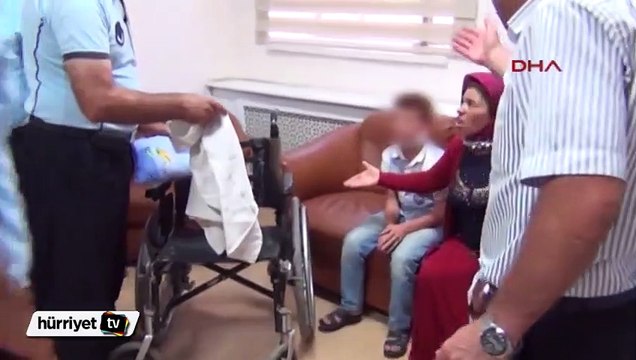Annesi onu dilendirdi, zabıtayı görünce yürümeye başladı