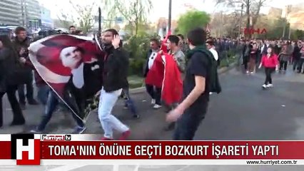 TOMA'nın önüne geçti Bozkurt işareti yaptı