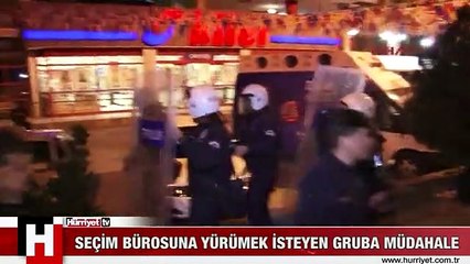 Seçim bürosuna yürümek isteyen gruba polis müdahalesi