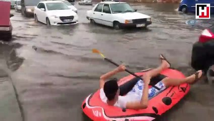 Sel sularında rafting yaptı!