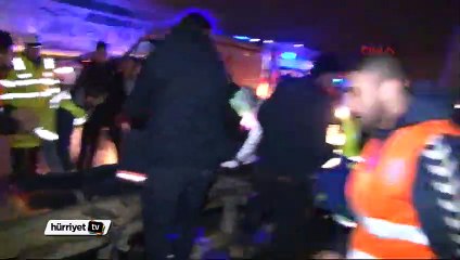 Bariyerlere çarparak havalanan kamyonet otomobilin üzerine düştü: 3 yaralı
