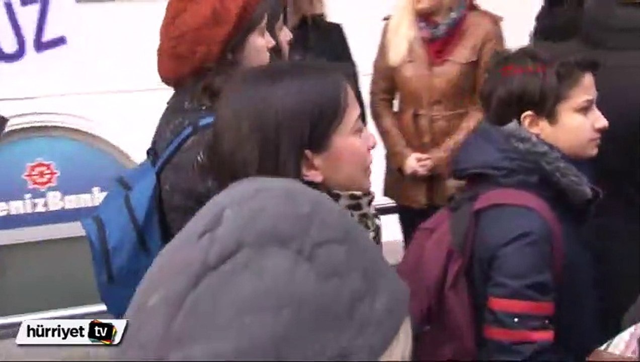 Kadına şiddet protestosunda kadınlara küfür eden gence dayak