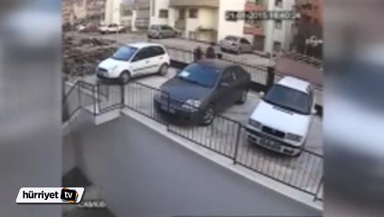 Otomobilin altında kalmaktan son anda kurtuldular
