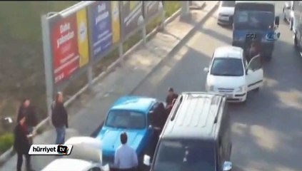 Trafikte demir çubuklu kavga kamerada