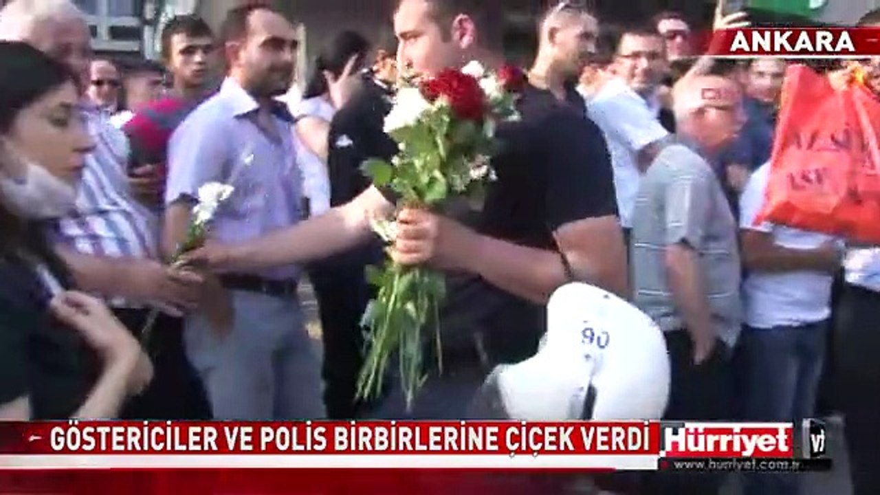 ANKARA'DA POLİS VE GÖSTERİCİLER BİRBİRLERİNE ÇİÇEK VERDİ! TAKSİM GEZİ PARKI OLAYLARI