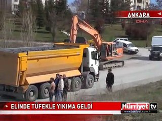 ELİNDE TÜFEKLE YIKIMA GELDİ