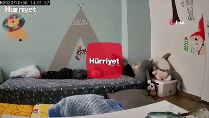 Son dakika haber... İzmir depreminden yeni görüntü! Anne evladını böyle korudu