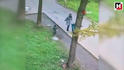 Rögara düşen çocuğu annesi saniyeler içinde kurtardı