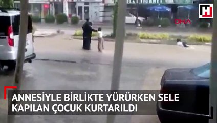 Annesiyle birlikte yürürken sele kapılan çocuk kurtarıldı