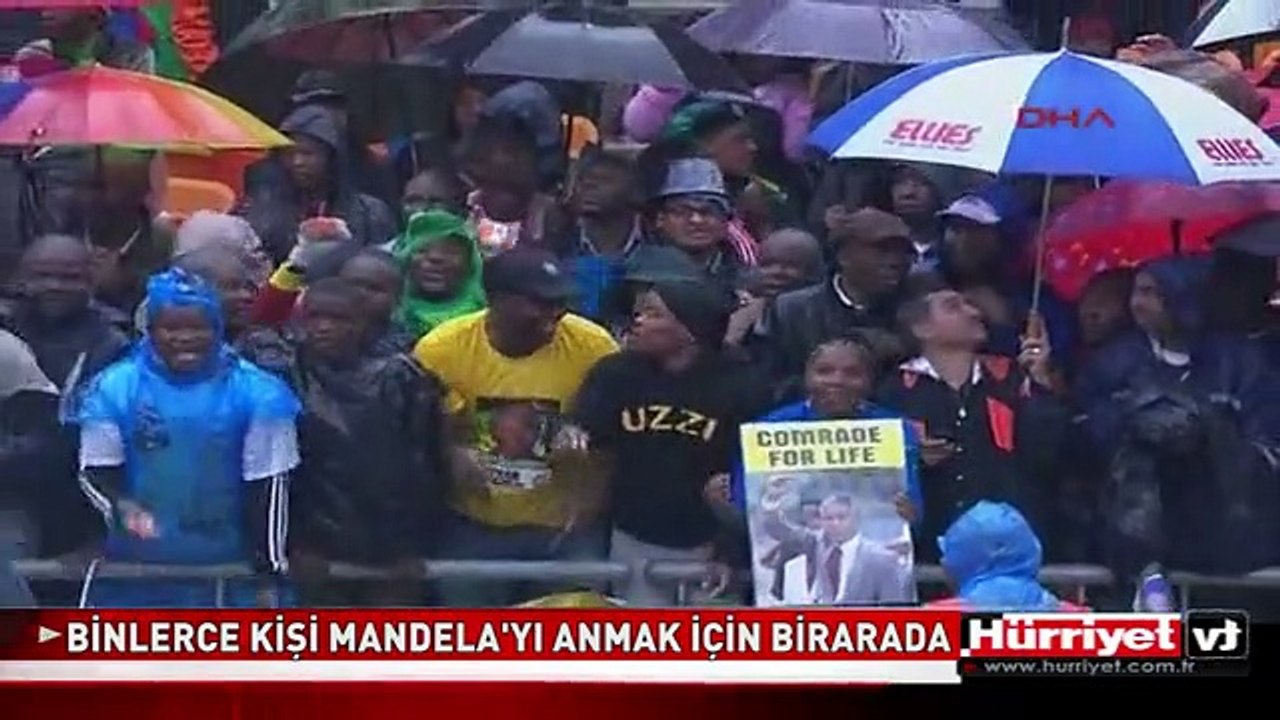 BİNLERCE KİŞİ MANDELA'YI ANMAK İÇİN BİR ARADA