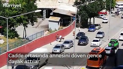 Cadde ortasında annesini döven gence dayak attılar