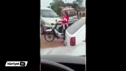 Kucağında bebek ile motosiklet kullanırken kaza yaptı