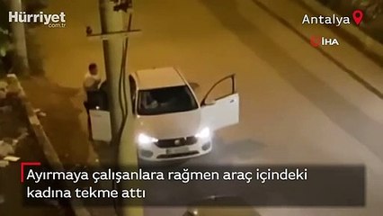 Ayırmaya çalışanlara rağmen araç içindeki kadına tekme attı! İşte o anlar...