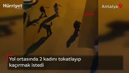 Kan donduran görüntüler! Yol ortasında 2 kadını tokatlayıp kaçırmak istedi