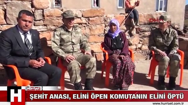 Şehit annesi elini öpen komutanın elini öptü