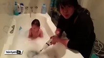 Sevimli çocuğun banyo keyfi