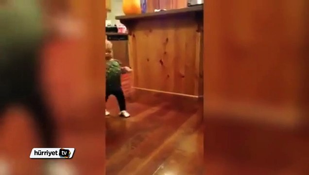 Hamile olan annesini taklit eden bebek