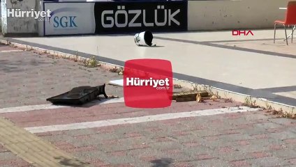 Eşyaları sokağa attı, polisler eve kapıyı koçbaşıyla kırarak girdi