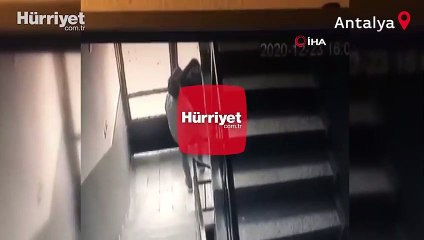 Hırsızın rahat tavırları 'pes' dedirtti... Depodan eşya çalıp çıkarken apartman yöneticisine böyle selam verdi