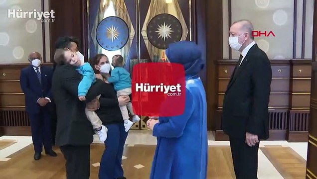 Cumhurbaşkanı Erdoğan, operasyonla ayrılan siyam ikizlerini konuk etti