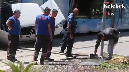 Tramvay ile otomobil çarpıştı, otomobil havada asılı kaldı