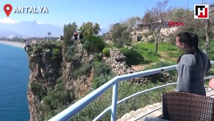 Uçurumdan atlamak isteyen genci Ceren komiser vazgeçirdi