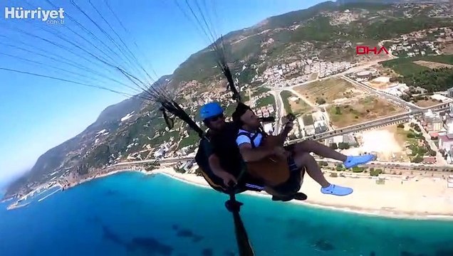Yamaç paraşütüyle atlayış yapıp, 800 metrede gitar çaldı