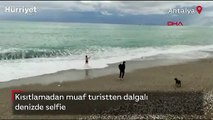 Kısıtlamadan muaf turistten dalgalı denizde selfie