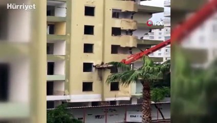 Yıkımı yapılan bina iş makinesinin üzerine çöktü