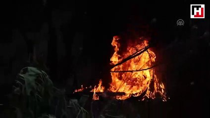 Sosyal medyadan canlı izledikleri yangına bidonlarla koştular