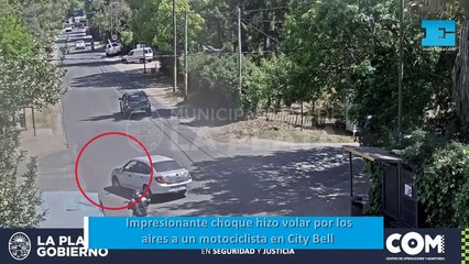 Impresionante choque hizo volar por los aires a un motociclista en City Bell