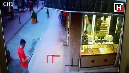 Çocuğun 4. kattan düşme anı güvenlik kamerasında