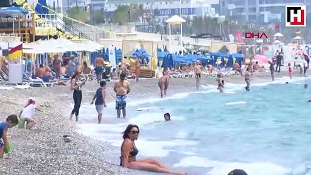 Antalya'da nemden bunalan Konyaaltı Sahili’ne akın etti