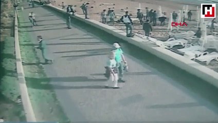 Turistlerin gözü önünde şezlongları söküp attılar