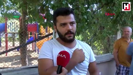 Sokakta yumrukladığı eşinin boğazına bıçak dayadı