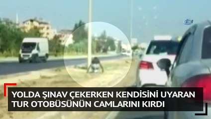 Yolda şınav çekerken kendisini uyaran tur otobüsünün camlarını kırdı
