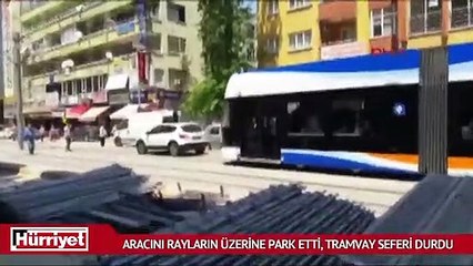 Aracını rayların üzerine park etti, tramvay seferi durdu
