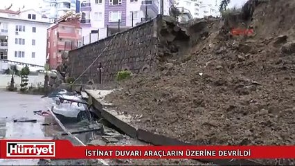 Download Video: İstinat duvarı araçların üzerine devrildi