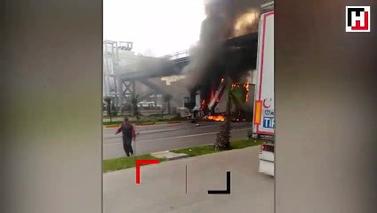 Üst geçidin ayağına çarpan TIR alev alev yandı