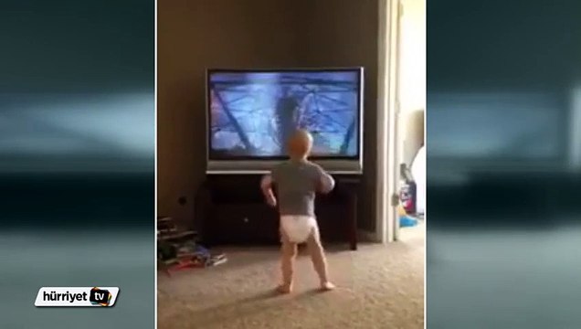 Rocky Balboa antrenmanını taklit eden sevimli bebek