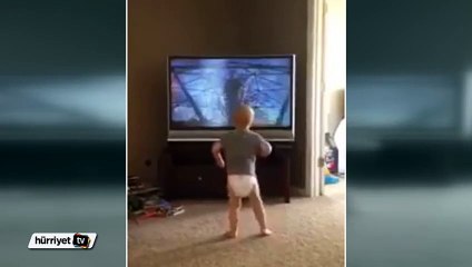 Rocky Balboa antrenmanını taklit eden sevimli bebek