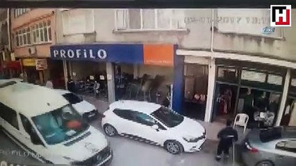 Servisden inen küçük kız motosikletin altında kalmaktan son anda kurtuldu