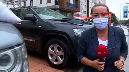 Kadıköy'de araçları doludan yastık yorganla korudular