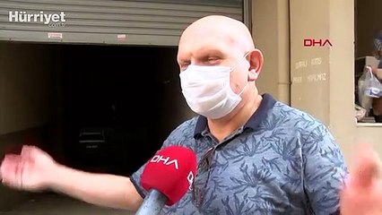 Evinin önüne park eden aracın üzerine saksı atıp, sopayla defalarca vurdu