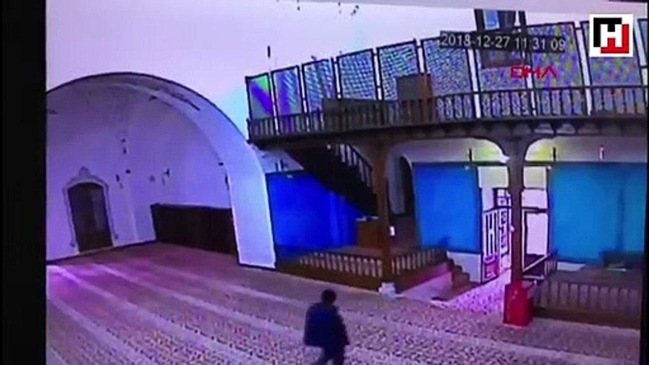 Geliştirdiği aparat ile bağış kutularındaki paraları çalarken yakalandı