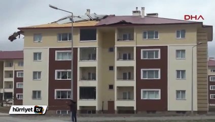 Erzincan'da hızı saatte 70 kilometreyi bulan rüzgar çatıları uçurdu
