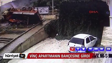 Vinç yüklü kamyon apartman bahçesine girdi